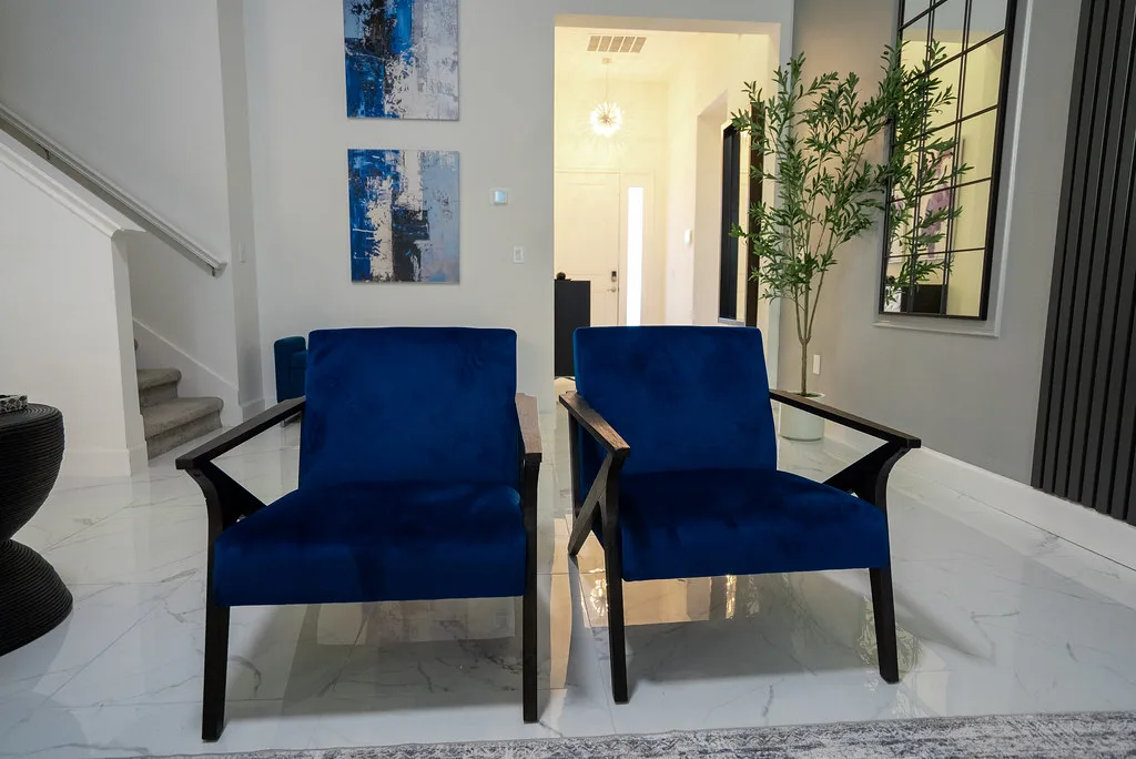 The outdoor scope competes against resort amenity sets (step 3)