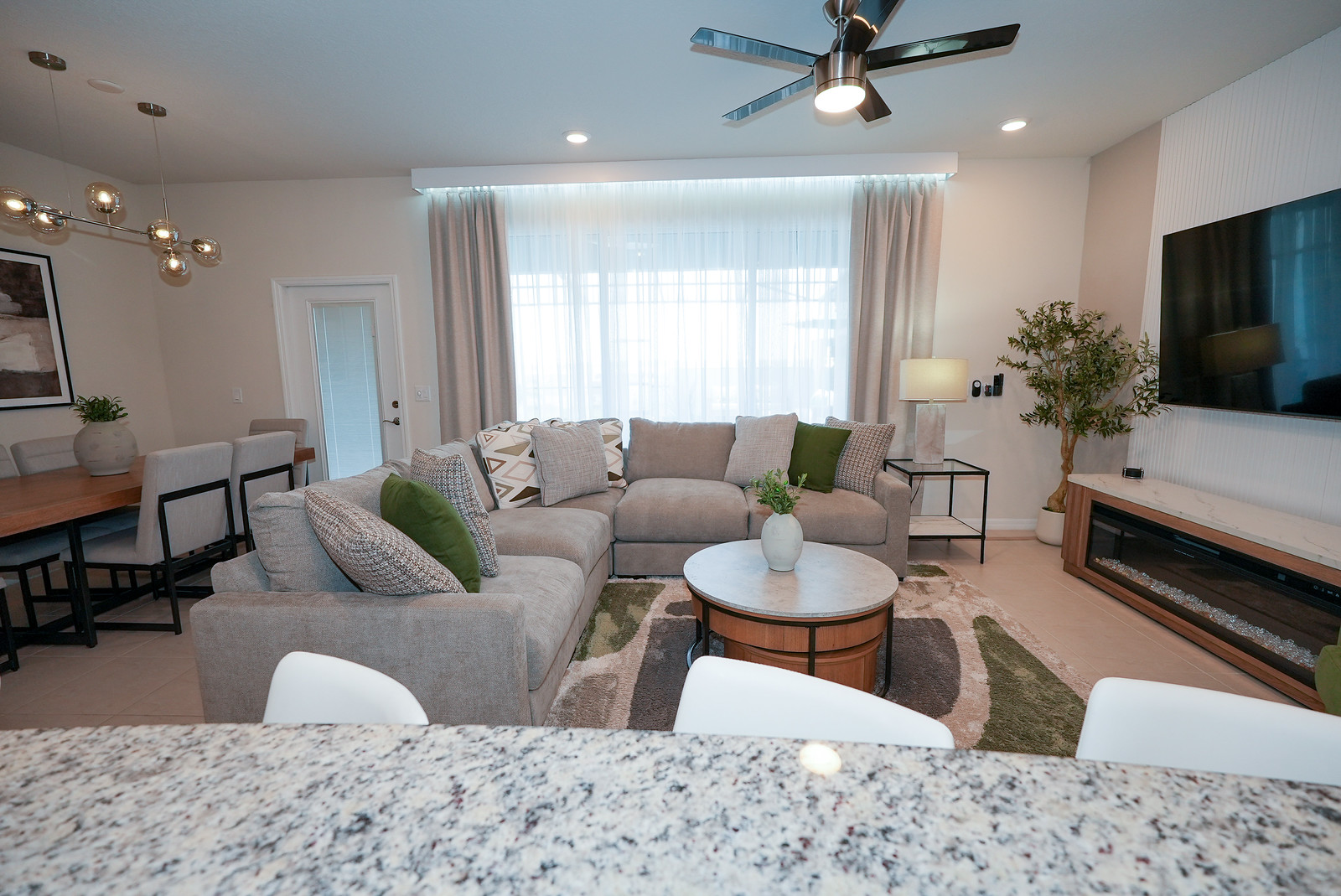 Covered lanai dining area - Windsor Island outdoor package